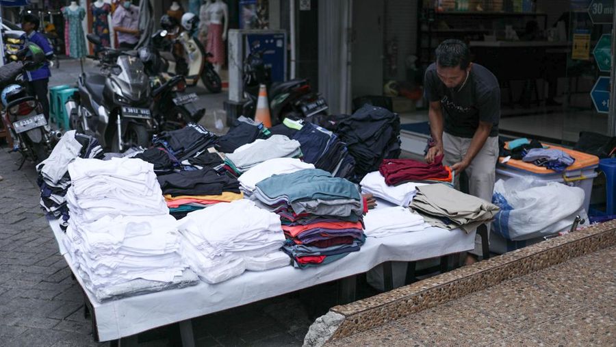 Suasana pertokoan di kawasan Pasar Baru, Jakarta, Senin (21/8/2022). (CNBC Indonesia/Tri Susilo)