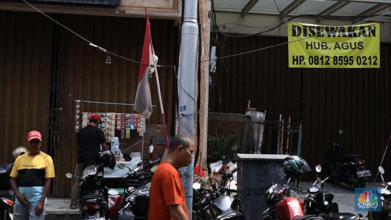 Suasana pertokoan di kawasan Pasar Baru, Jakarta, Senin (21/8/2022). (CNBC Indonesia/Tri Susilo)