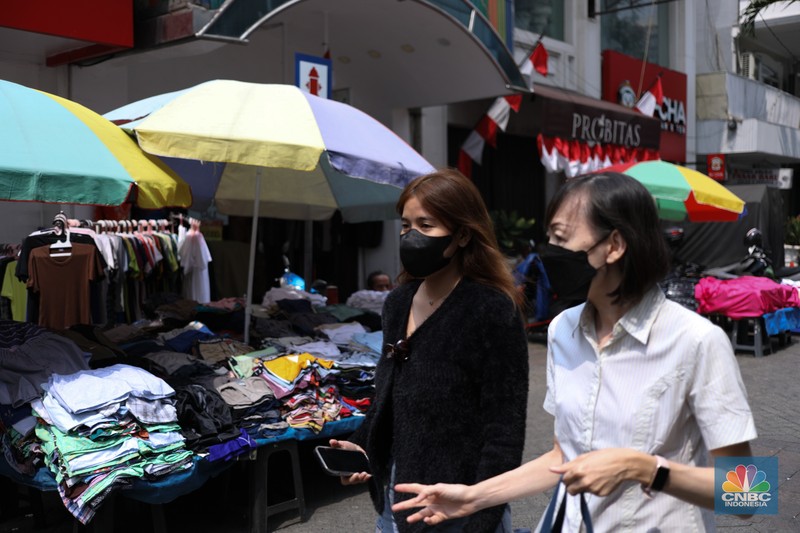 Suasana pertokoan di kawasan Pasar Baru, Jakarta, Senin (21/8/2022). (CNBC Indonesia/Tri Susilo)