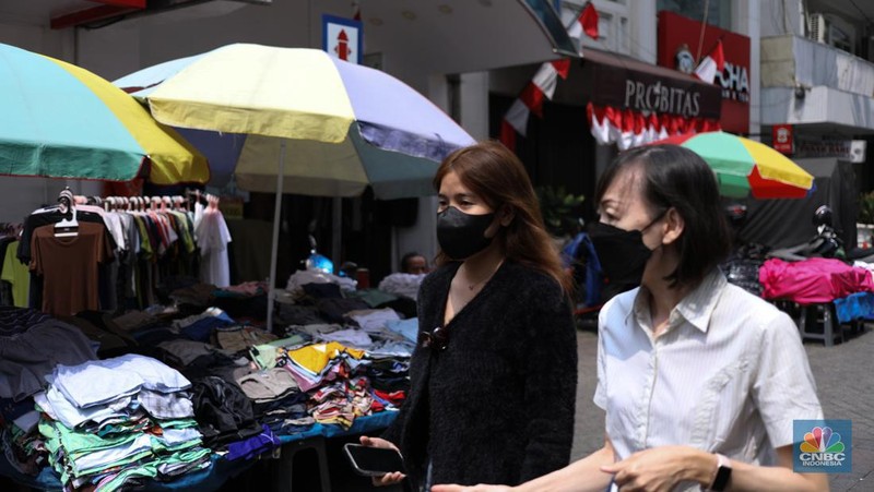 Suasana pertokoan di kawasan Pasar Baru, Jakarta, Senin (21/8/2022). (CNBC Indonesia/Tri Susilo)