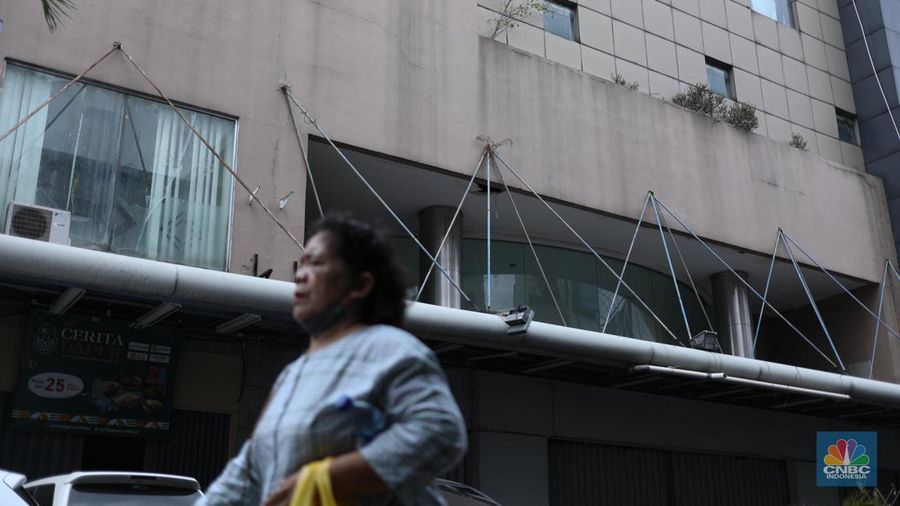 Suasana pertokoan di kawasan Pasar Baru, Jakarta, Senin (21/8/2022). (CNBC Indonesia/Tri Susilo)