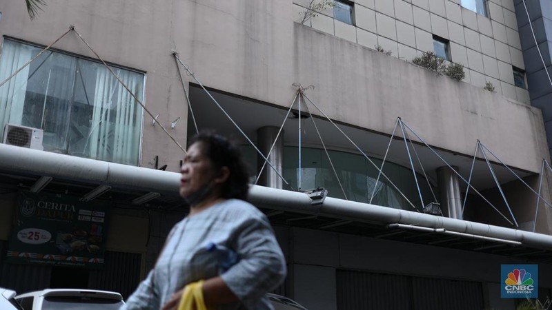 Suasana pertokoan di kawasan Pasar Baru, Jakarta, Senin (21/8/2022). (CNBC Indonesia/Tri Susilo)