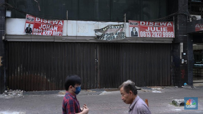 Suasana pertokoan di kawasan Pasar Baru, Jakarta, Senin (21/8/2022). (CNBC Indonesia/Tri Susilo)