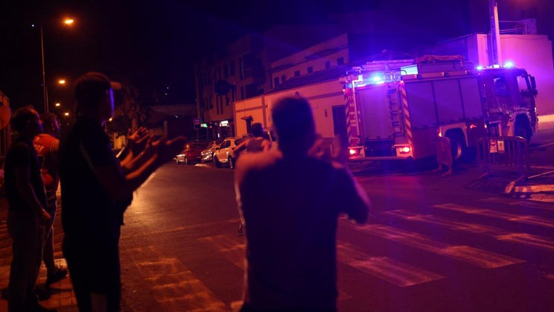 Sebuah pemandangan menunjukkan kebakaran di pegunungan dekat rumah-rumah kosong setelah evakuasi di berbagai desa di utara, saat kebakaran hutan mengamuk di luar kendali di pulau Tenerife, Kepulauan Canary, Spanyol 20 Agustus 2023. (REUTERS/Nacho Doce)