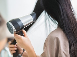 Mau Pakai Hair Dryer Hotel Saat Staycation? Jangan Ya Dek... Jangan Ya