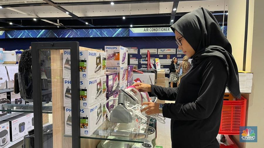 Salah satu pelanggan Transmart yang sering borong barang elektronik saat Full Day Sale. (CNBC Indonesia/Teti Purwanti)