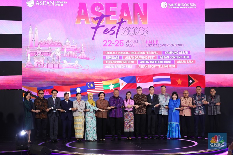 Gubernur Bank Indonesia Perry Warjiyo membuka rangkaian acara ASEAN Finance Ministers’ and Central Bank Governors' Meeting (AFMGM) di Jakarta, Selasa (22/8/2023). Bank Indonesia (BI) menyelenggarakan ASEAN Fest 2023 pada 22-25 Agusuts 2023 yang terdiri dari acara seminar, festival inklusi keuangan digital hingga showcasing budaya di JCC Senayan, Jakarta. (CNBC Indonesia/Tri Susilo) Gubernur Bank Indonesia Perry Warjiyo membuka rangkaian acara ASEAN Finance Ministers’ and Central Bank Governors' Meeting (AFMGM) di Jakarta, Selasa (22/8/2023). Bank Indonesia (BI) menyelenggarakan ASEAN Fest 2023 pada 22-25 Agusuts 2023 yang terdiri dari acara seminar, festival inklusi keuangan digital hingga showcasing budaya di JCC Senayan, Jakarta. (CNBC Indonesia/Tri Susilo)