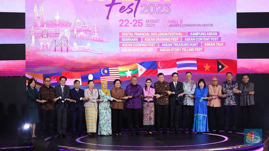 Gubernur Bank Indonesia Perry Warjiyo membuka rangkaian acara ASEAN Finance Ministers’ and Central Bank Governors' Meeting (AFMGM) di Jakarta, Selasa (22/8/2023). Bank Indonesia (BI) menyelenggarakan ASEAN Fest 2023 pada 22-25 Agusuts 2023 yang terdiri dari acara seminar, festival inklusi keuangan digital hingga showcasing budaya di JCC Senayan, Jakarta. (CNBC Indonesia/Tri Susilo)