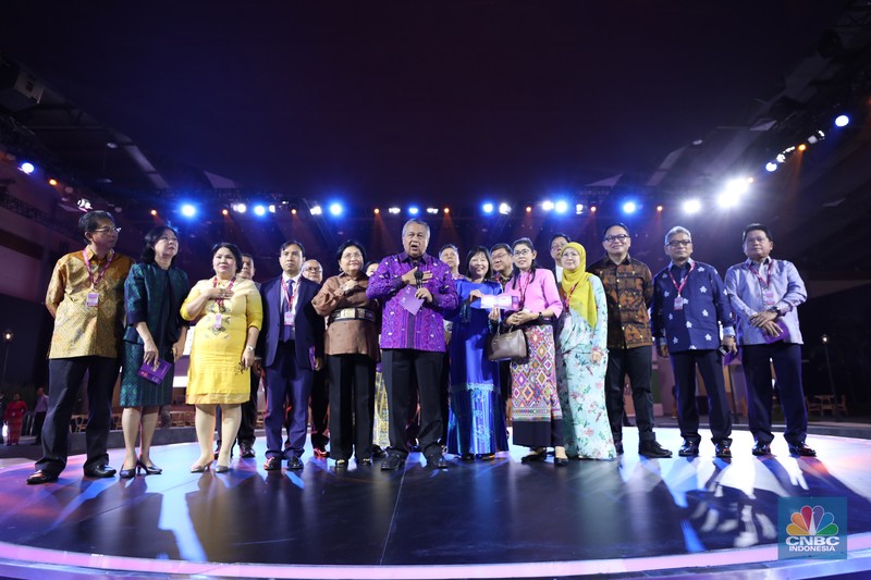 Gubernur Bank Indonesia Perry Warjiyo membuka rangkaian acara ASEAN Finance Ministers’ and Central Bank Governors' Meeting (AFMGM) di Jakarta, Selasa (22/8/2023). Bank Indonesia (BI) menyelenggarakan ASEAN Fest 2023 pada 22-25 Agusuts 2023 yang terdiri dari acara seminar, festival inklusi keuangan digital hingga showcasing budaya di JCC Senayan, Jakarta. (CNBC Indonesia/Tri Susilo)