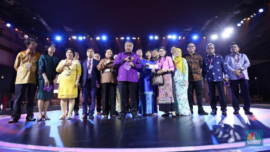 Gubernur Bank Indonesia Perry Warjiyo membuka rangkaian acara ASEAN Finance Ministers’ and Central Bank Governors' Meeting (AFMGM) di Jakarta, Selasa (22/8/2023). Bank Indonesia (BI) menyelenggarakan ASEAN Fest 2023 pada 22-25 Agusuts 2023 yang terdiri dari acara seminar, festival inklusi keuangan digital hingga showcasing budaya di JCC Senayan, Jakarta. (CNBC Indonesia/Tri Susilo)