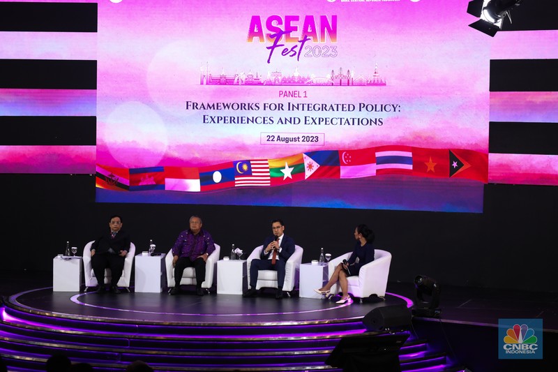 Gubernur Bank Indonesia Perry Warjiyo membuka rangkaian acara ASEAN Finance Ministers’ and Central Bank Governors' Meeting (AFMGM) di Jakarta, Selasa (22/8/2023). Bank Indonesia (BI) menyelenggarakan ASEAN Fest 2023 pada 22-25 Agusuts 2023 yang terdiri dari acara seminar, festival inklusi keuangan digital hingga showcasing budaya di JCC Senayan, Jakarta. (CNBC Indonesia/Tri Susilo)