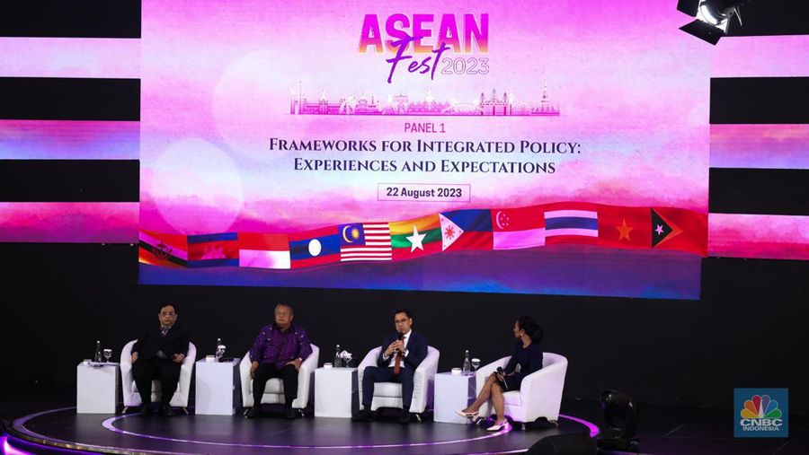 Gubernur Bank Indonesia Perry Warjiyo membuka rangkaian acara ASEAN Finance Ministers’ and Central Bank Governors' Meeting (AFMGM) di Jakarta, Selasa (22/8/2023). Bank Indonesia (BI) menyelenggarakan ASEAN Fest 2023 pada 22-25 Agusuts 2023 yang terdiri dari acara seminar, festival inklusi keuangan digital hingga showcasing budaya di JCC Senayan, Jakarta. (CNBC Indonesia/Tri Susilo)