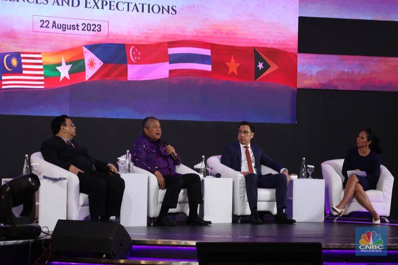 Gubernur Bank Indonesia Perry Warjiyo membuka rangkaian acara ASEAN Finance Ministers’ and Central Bank Governors' Meeting (AFMGM) di Jakarta, Selasa (22/8/2023). Bank Indonesia (BI) menyelenggarakan ASEAN Fest 2023 pada 22-25 Agusuts 2023 yang terdiri dari acara seminar, festival inklusi keuangan digital hingga showcasing budaya di JCC Senayan, Jakarta. (CNBC Indonesia/Tri Susilo)