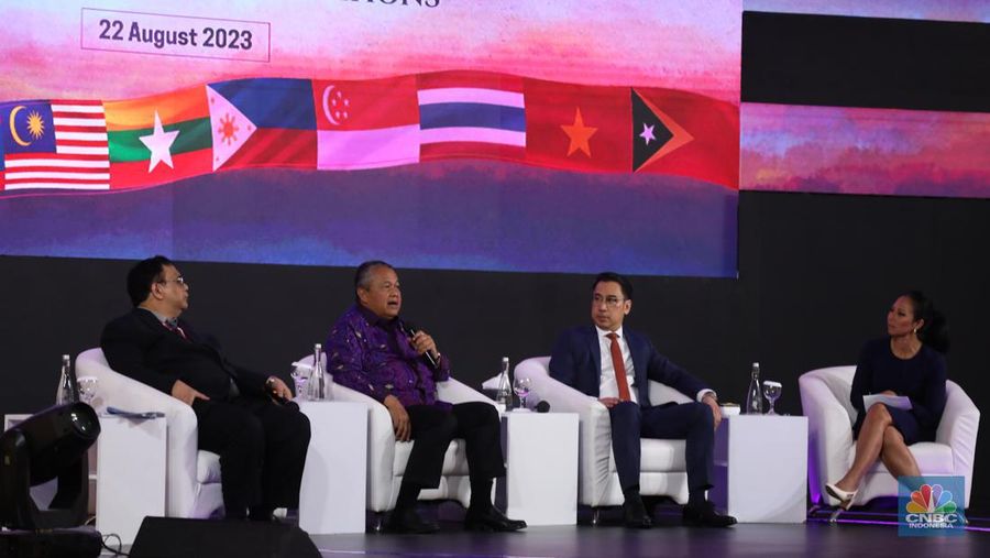 Gubernur Bank Indonesia Perry Warjiyo membuka rangkaian acara ASEAN Finance Ministers’ and Central Bank Governors' Meeting (AFMGM) di Jakarta, Selasa (22/8/2023). Bank Indonesia (BI) menyelenggarakan ASEAN Fest 2023 pada 22-25 Agusuts 2023 yang terdiri dari acara seminar, festival inklusi keuangan digital hingga showcasing budaya di JCC Senayan, Jakarta. (CNBC Indonesia/Tri Susilo)