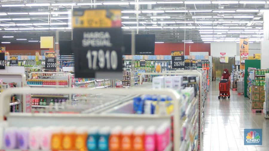 Sejumlah pengunjung Transmart Kota Kasablanka nampak memilih buah-buahan saat Full Day Sale kembali hadir dengan sejumlah promo menarik. (CNBC Indonesia/Zefanya Aprilia)