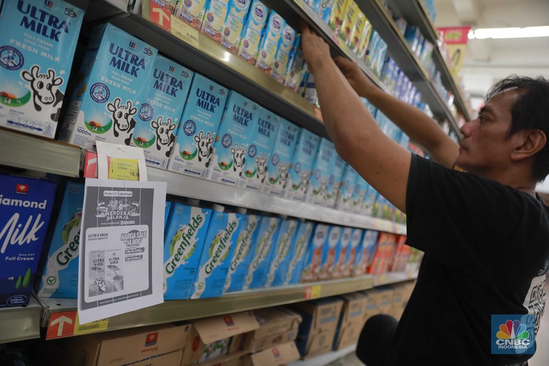 Sejumlah pengunjung Transmart Kota Kasablanka nampak memilih buah-buahan saat Full Day Sale kembali hadir dengan sejumlah promo menarik. Sejumlah pengunjung Transmart Kota Kasablanka nampak memilih buah-buahan saat Full Day Sale kembali hadir dengan sejumlah promo menarik. (CNBC Indonesia/Zefanya Aprilia)