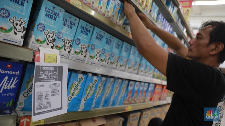 Di lokasi berbeda di Transmart Lebak Bulus Susu Ultra Milk baik yang plain maupun cokelat 1 liter dibanderol dengan harga Rp 14.800 saja dari harga promo Rp 18.500 dan harga normal 19.900 per kotak. (CNBC Indonesia/Muhammad Sabki)