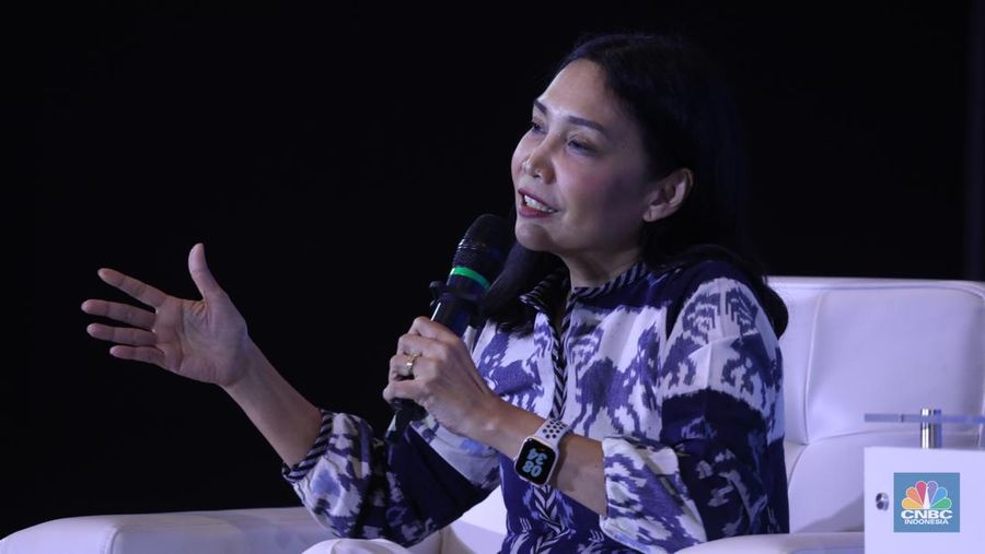 Direktur Utama Peruri Dwina Septiani Wijaya dalam acara Collaboration For Innovation Tech Confrence 2023 di Sopo del Tower, Jakarta, Selasa (22/8/2023). (CNBC Indonesia/Tri Susilo)