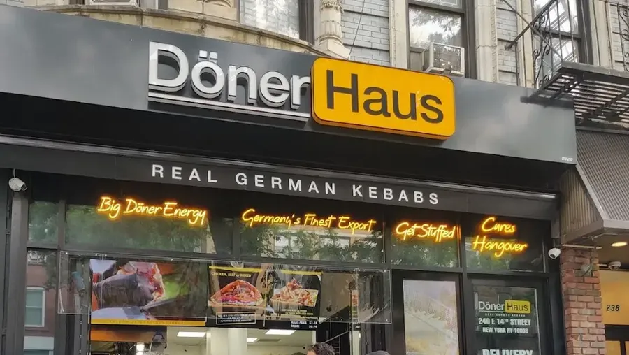 Doner Haus yang logonya dituduh menjiplak Pornhub.