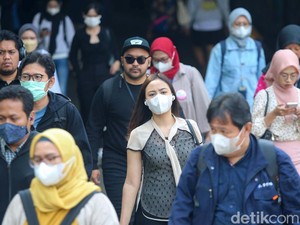 Kasus COVID-19 Melonjak, IDI Sarankan Warga Pakai Masker Lagi