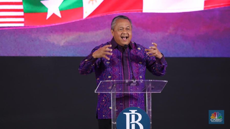 Gubernur Bank Indonesia Perry Warjiyo membuka rangkaian acara ASEAN Finance Ministers’ and Central Bank Governors' Meeting (AFMGM) di Jakarta, Selasa (22/8/2023). Bank Indonesia (BI) menyelenggarakan ASEAN Fest 2023 pada 22-25 Agusuts 2023 yang terdiri dari acara seminar, festival inklusi keuangan digital hingga showcasing budaya di JCC Senayan, Jakarta. (CNBC Indonesia/Tri Susilo)