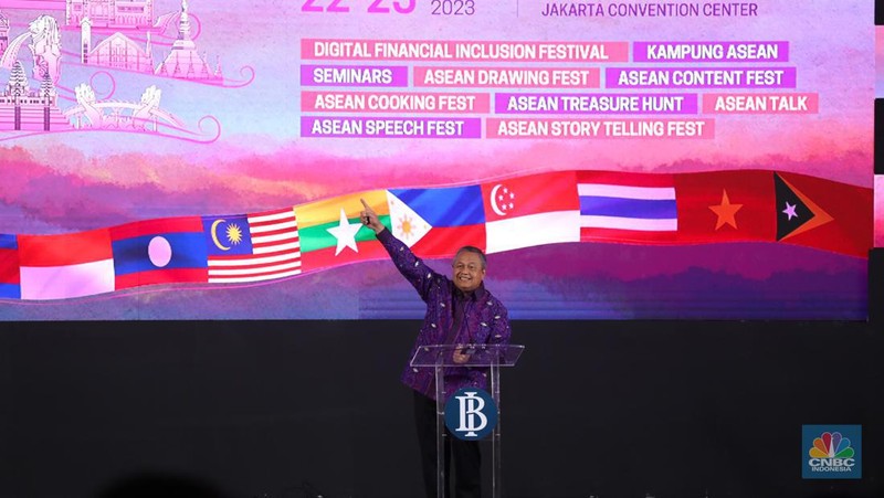 Gubernur Bank Indonesia Perry Warjiyo membuka rangkaian acara ASEAN Finance Ministers’ and Central Bank Governors' Meeting (AFMGM) di Jakarta, Selasa (22/8/2023). Bank Indonesia (BI) menyelenggarakan ASEAN Fest 2023 pada 22-25 Agusuts 2023 yang terdiri dari acara seminar, festival inklusi keuangan digital hingga showcasing budaya di JCC Senayan, Jakarta. (CNBC Indonesia/Tri Susilo)