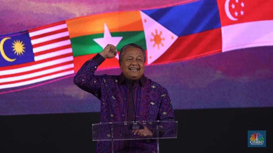 Gubernur Bank Indonesia Perry Warjiyo membuka rangkaian acara ASEAN Finance Ministers’ and Central Bank Governors' Meeting (AFMGM) di Jakarta, Selasa (22/8/2023). Bank Indonesia (BI) menyelenggarakan ASEAN Fest 2023 pada 22-25 Agusuts 2023 yang terdiri dari acara seminar, festival inklusi keuangan digital hingga showcasing budaya di JCC Senayan, Jakarta. (CNBC Indonesia/Tri Susilo)