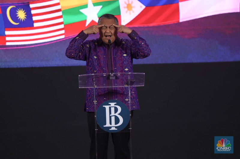 Gubernur Bank Indonesia Perry Warjiyo membuka rangkaian acara ASEAN Finance Ministers’ and Central Bank Governors' Meeting (AFMGM) di Jakarta, Selasa (22/8/2023). Bank Indonesia (BI) menyelenggarakan ASEAN Fest 2023 pada 22-25 Agusuts 2023 yang terdiri dari acara seminar, festival inklusi keuangan digital hingga showcasing budaya di JCC Senayan, Jakarta. (CNBC Indonesia/Tri Susilo)