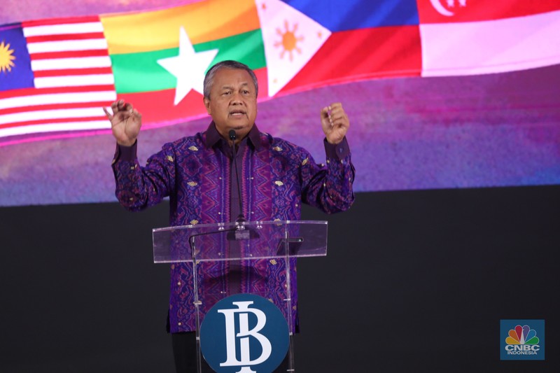 Gubernur Bank Indonesia Perry Warjiyo membuka rangkaian acara ASEAN Finance Ministers’ and Central Bank Governors' Meeting (AFMGM) di Jakarta, Selasa (22/8/2023). Bank Indonesia (BI) menyelenggarakan ASEAN Fest 2023 pada 22-25 Agusuts 2023 yang terdiri dari acara seminar, festival inklusi keuangan digital hingga showcasing budaya di JCC Senayan, Jakarta. (CNBC Indonesia/Tri Susilo)