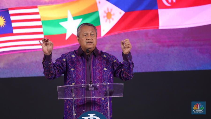 Gubernur Bank Indonesia Perry Warjiyo membuka rangkaian acara ASEAN Finance Ministers’ and Central Bank Governors' Meeting (AFMGM) di Jakarta, Selasa (22/8/2023). Bank Indonesia (BI) menyelenggarakan ASEAN Fest 2023 pada 22-25 Agusuts 2023 yang terdiri dari acara seminar, festival inklusi keuangan digital hingga showcasing budaya di JCC Senayan, Jakarta. (CNBC Indonesia/Tri Susilo)