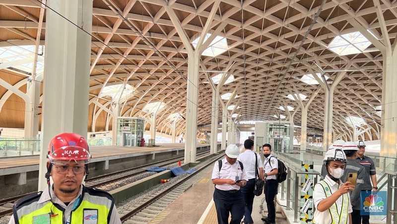 LRT dan Kereta Cepat Jakarta-Bandung Menyambung. (CNBC Indonesia/Wahyu Daniel)