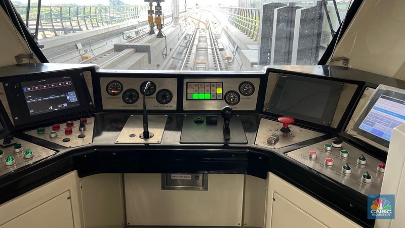 LRT dan Kereta Cepat Jakarta-Bandung Menyambung. (CNBC Indonesia/Wahyu Daniel)