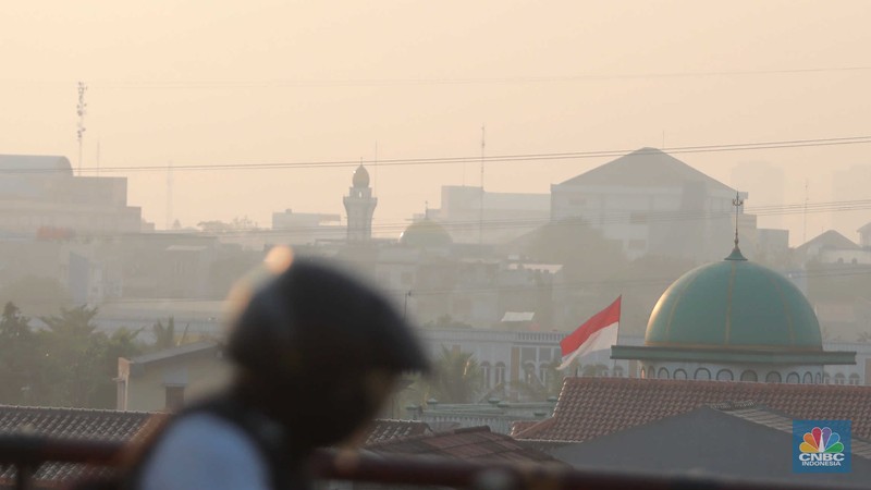 Pemandangan kota Tangeran Selatan yang tertutup polusi udara pada Selasa (22/8/2023). (CNBC Indonesia/Muhammad Sabki)