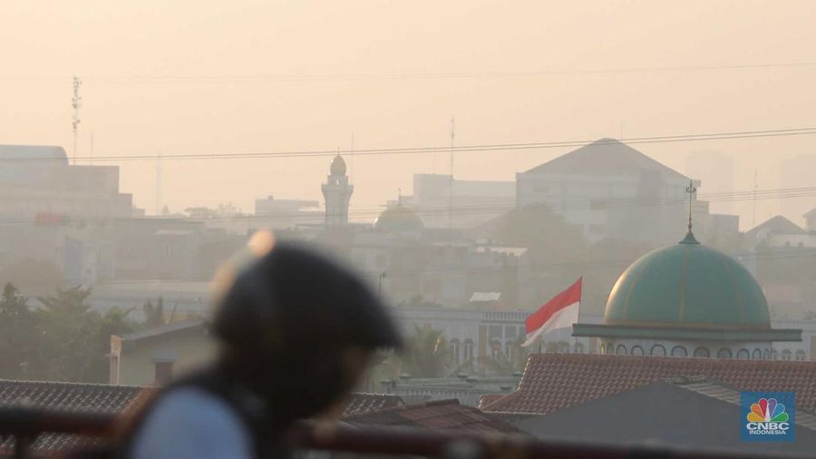 Pemandangan kota Tangeran Selatan yang tertutup polusi udara pada Selasa (22/8/2023). (CNBC Indonesia/Muhammad Sabki)