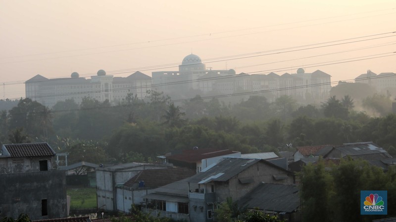 Pemandangan kota Tangeran Selatan yang tertutup polusi udara pada Selasa (22/8/2023). (CNBC Indonesia/Muhammad Sabki) Pemandangan kota Tangeran Selatan yang tertutup polusi udara pada Selasa (22/8/2023). (CNBC Indonesia/Muhammad Sabki)