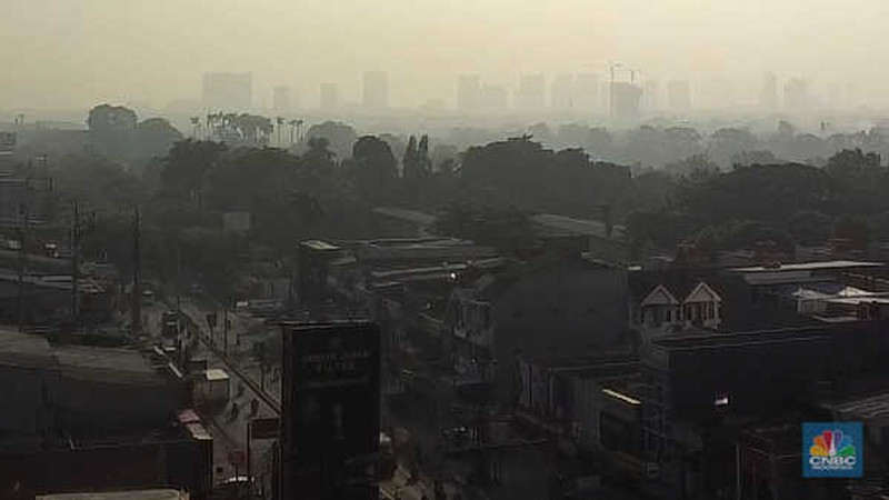 Pemandangan kota Tangeran Selatan yang tertutup polusi udara pada Selasa (22/8/2023). (CNBC Indonesia/Muhammad Sabki)