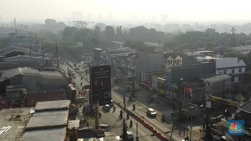 Pemandangan kota Tangeran Selatan yang tertutup polusi udara pada Selasa (22/8/2023). (CNBC Indonesia/Muhammad Sabki)