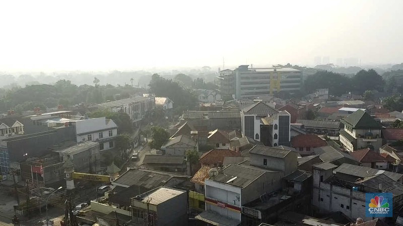 Pemandangan kota Tangeran Selatan yang tertutup polusi udara pada Selasa (22/8/2023). (CNBC Indonesia/Muhammad Sabki)