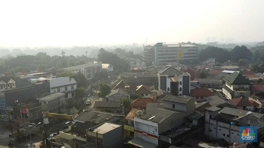 Pemandangan kota Tangeran Selatan yang tertutup polusi udara pada Selasa (22/8/2023). (CNBC Indonesia/Muhammad Sabki)
