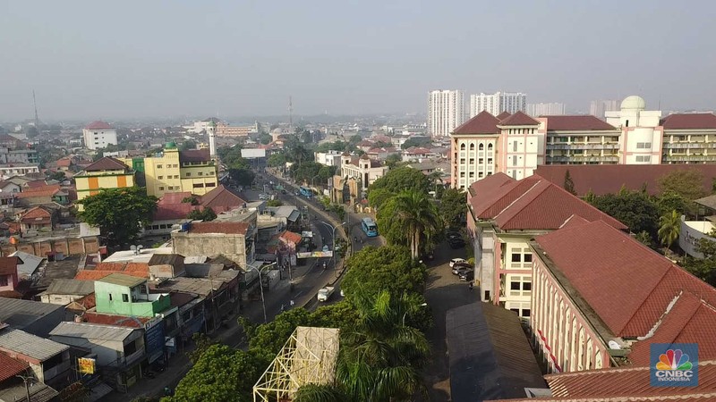 Pemandangan kota Tangeran Selatan yang tertutup polusi udara pada Selasa (22/8/2023). (CNBC Indonesia/Muhammad Sabki) Pemandangan kota Tangeran Selatan yang tertutup polusi udara pada Selasa (22/8/2023). (CNBC Indonesia/Muhammad Sabki)