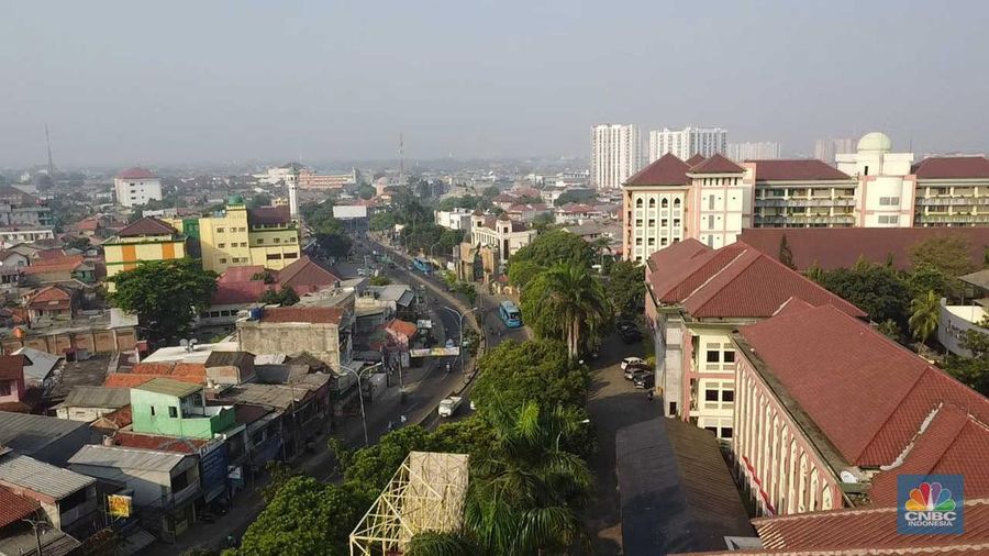 Pemandangan kota Tangeran Selatan yang tertutup polusi udara pada Selasa (22/8/2023). (CNBC Indonesia/Muhammad Sabki)