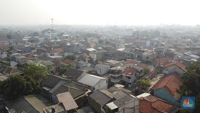 Pemandangan kota Tangeran Selatan yang tertutup polusi udara pada Selasa (22/8/2023). (CNBC Indonesia/Muhammad Sabki)