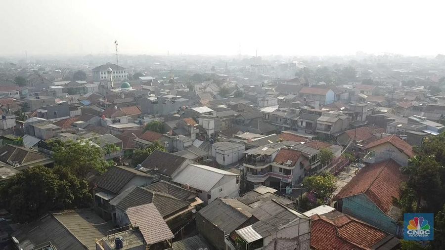 Pemandangan kota Tangeran Selatan yang tertutup polusi udara pada Selasa (22/8/2023). (CNBC Indonesia/Muhammad Sabki)