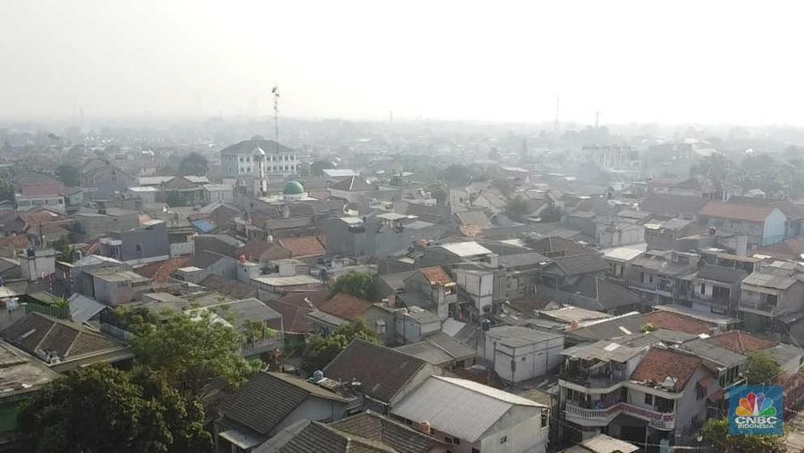 Pemandangan kota Tangeran Selatan yang tertutup polusi udara pada Selasa (22/8/2023). (CNBC Indonesia/Muhammad Sabki)