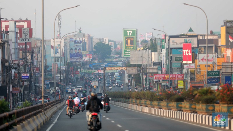 Pemandangan kota Tangeran Selatan yang tertutup polusi udara pada Selasa (22/8/2023). (CNBC Indonesia/Muhammad Sabki)