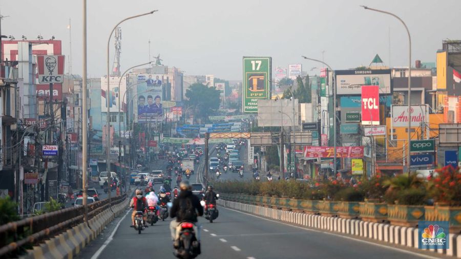 Pemandangan kota Tangeran Selatan yang tertutup polusi udara pada Selasa (22/8/2023). (CNBC Indonesia/Muhammad Sabki)