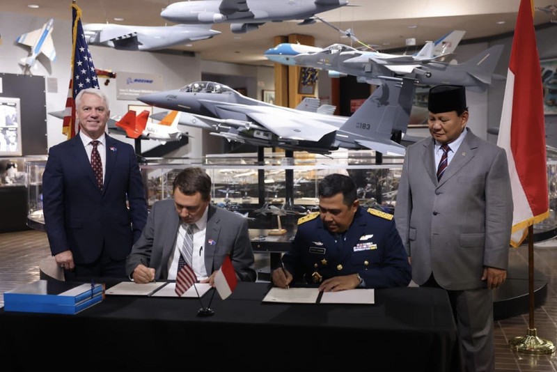 Penandatanganan MoU komitmen pembelian 24 Unit Pesawat Tempur F-15EX. (Instagram/Prabowo) Penandatanganan MoU komitmen pembelian 24 Unit Pesawat Tempur F-15EX. (Instagram/Prabowo)