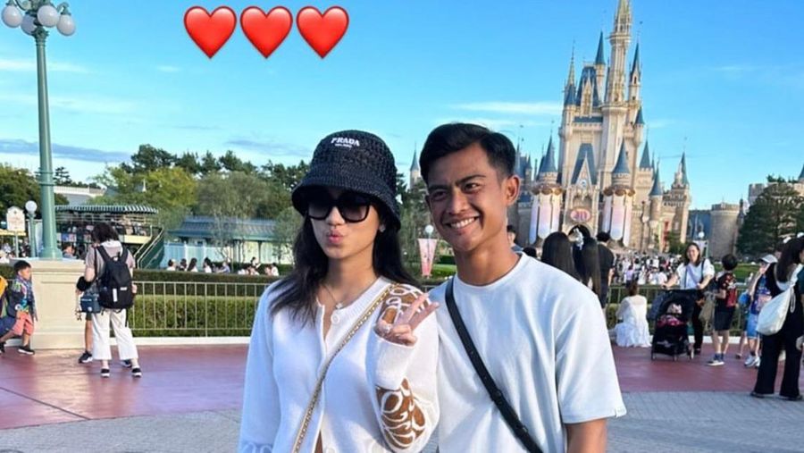 Pratama Arhan dan Azizah Salsha di Disneyland