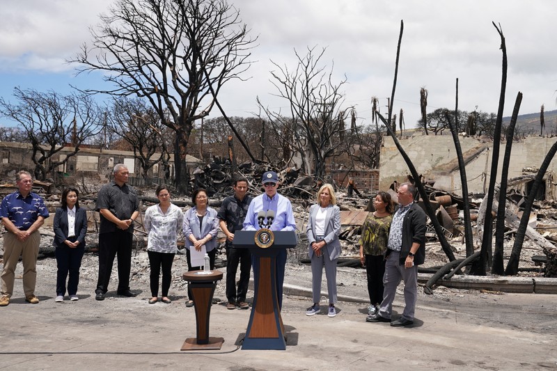 Presiden AS Joe Biden disambut oleh Gubernur Hawaii Josh Green di samping ibu negara Jill Biden di Bandara Kahului, di Maui, Hawaii, AS, 21 Agustus 2023. Presiden AS Joe Biden disambut oleh Gubernur Hawaii Josh Green di samping ibu negara Jill Biden di Bandara Kahului, di Maui, Hawaii, AS, 21 Agustus 2023. (REUTERS/Kevin Lamarque)