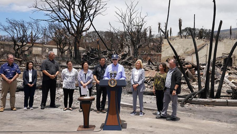 Presiden AS Joe Biden disambut oleh Gubernur Hawaii Josh Green di samping ibu negara Jill Biden di Bandara Kahului, di Maui, Hawaii, AS, 21 Agustus 2023. (REUTERS/Kevin Lamarque)